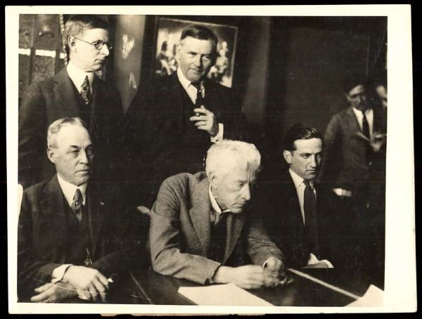 1924 K.M. Landis "Passes Buck" in Black Sox Suit Joe Jackson Type I Original News Service Photo