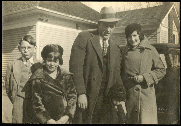 Jim Bottomley 7" x 10" Photo with Wife and Three Children