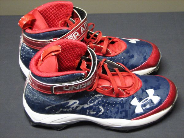 Tom Brady New England Patriots Game-Used and Signed Cleats With Style Photo Match