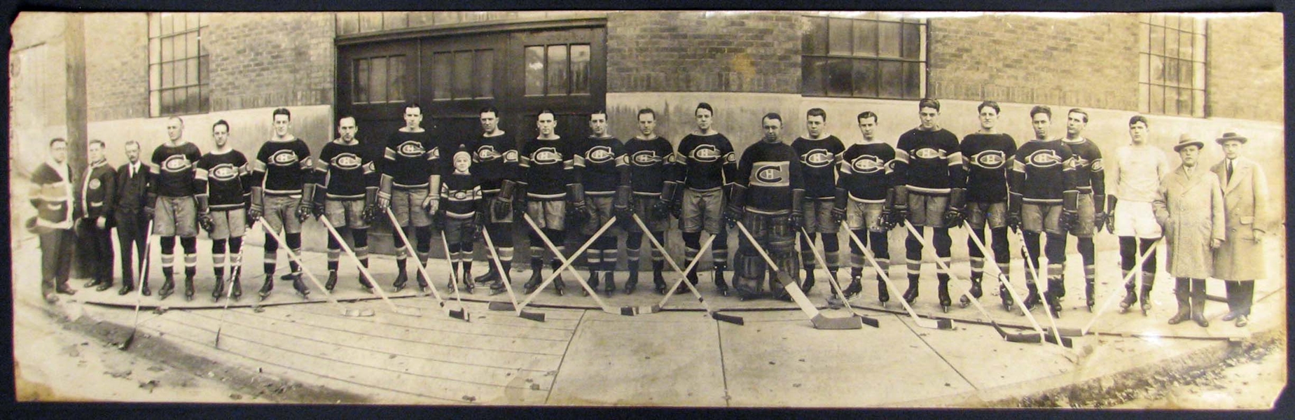 1926-27 Montreal Canadiens Panoramic Photo with Morenz, Hainsworth, Mantha and Joliat